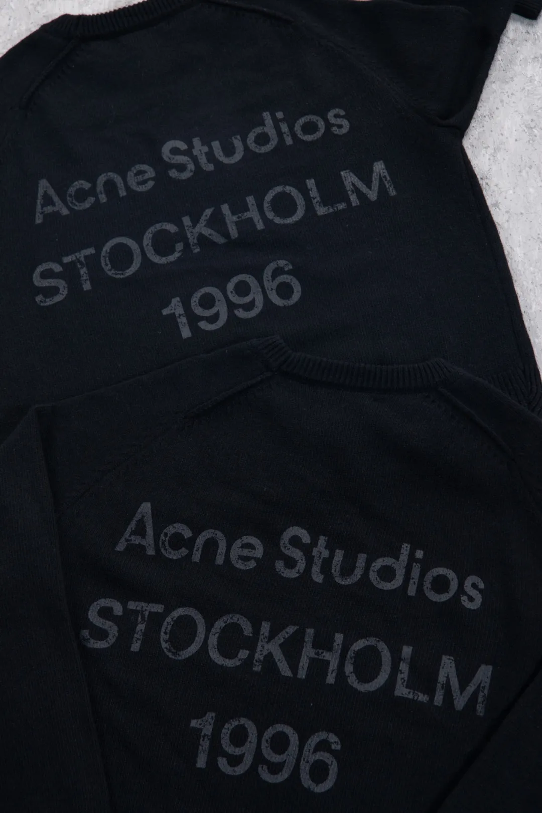 160 Acne Studios' minimalist design has become a new Nordic myth through artistic precipitation and sublimation. The typical cold style design has made fashion people who pursue low-key luxury become his loyal fans. Color: Black ACNE back sweater Fabric: 50% wool knitted fabric is thick and delicate, soft and skin-friendly, with good warmth retention. It can be worn alone or layered in autumn and winter with enough texture. Craftsmanship: The letters on the back are distressed and destroyed. The edges of the letters have a sense of wear. They are not ordinary flat printing. Details: All accessories are customized. The level of fineness can be compared with domestic. Cross-border special Size chart: S (chest 60, clothing length 66, sleeve length 81) M (chest 62, dress length 68, sleeve length 82) L (chest 64, dress length 70, sleeve length 83) 185-190cm, 185 pounds XL